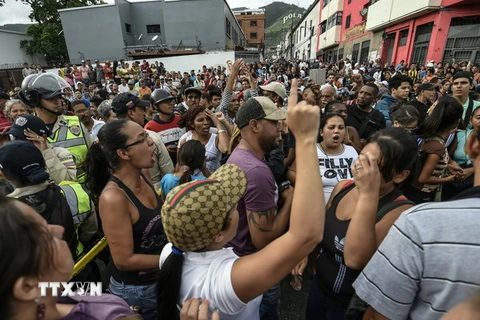 Người dân Venezuela biểu tình phản đối tình trạng thiếu lương thực ở Caracas. (Nguồn: EPA/TTXVN) 