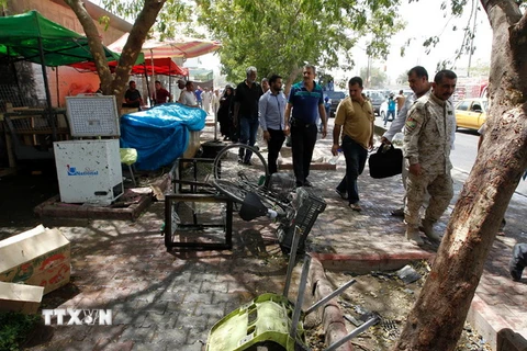 Lực lượng an ninh Iraq làm nhiệm vụ tại hiện trường vụ đánh bom. (Nguồn: AFP/TTXVN) 