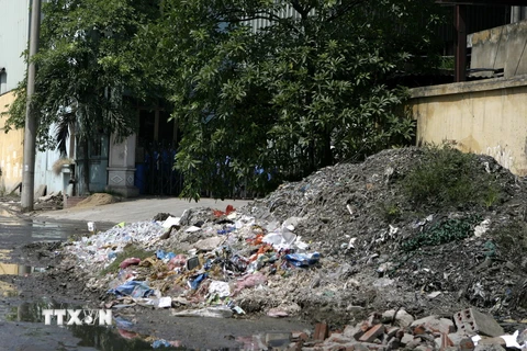 Rác thải tràn đầy đường ở làng tái chế giấy Phong Khê