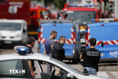 Cảnh sát phong tỏa hiện trường khu vực nhà thờ bị tấn công ở Saint Etienne ngày 26/7. (Nguồn: AFP/TTXVN)