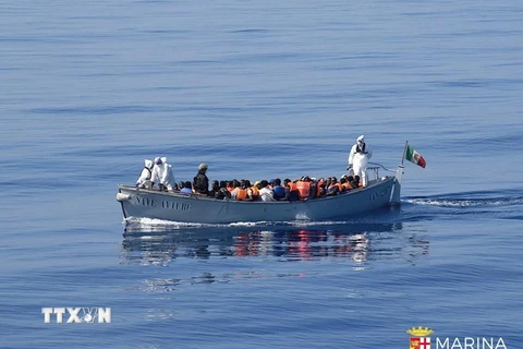 Những người di cư được hải quân Italy cứu ngoài khơi Sicily, ngày 6/7. (Nguồn: EPA/TTXVN) 
