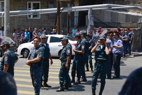 Armenia: Đấu súng giữa cảnh sát và nhóm vũ trang chiếm đồn cảnh sát