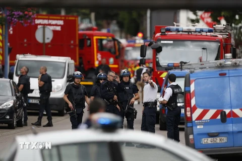 Cảnh sát Pháp gác tại hiện trường vụ tấn công bắt cóc con tin ở Saint-Etienne-du-Rouvray. (Nguồn: AFP/TTXVN)