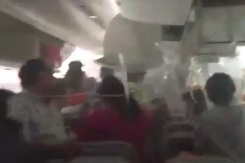 Cảnh tượng hỗn loạn khi máy bay gặp nạn. (Nguồn: Dailymail)