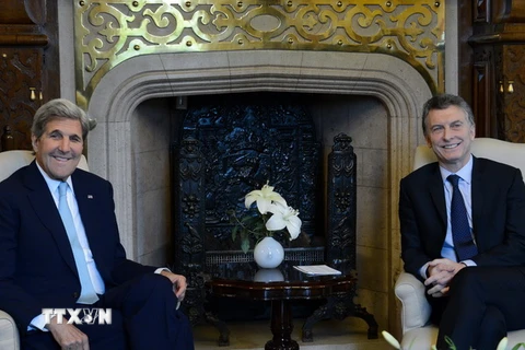 Tổng thống Argentina Mauricio Marci (phải) có cuộc gặp với Ngoại trưởng Mỹ John Kerry. (Nguồn: EPA/TTXVN