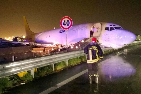 Mũi của chiếc máy bay Boeing 737-400 thuộc hãng hàng không DHL đã vượt ra ngoài đường vành đai sân bay. (Nguồn: Dailmail)