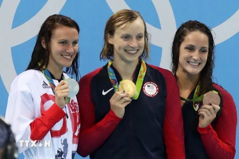 Kình ngư người Mỹ Katie Ledecky (giữa) giành Huy chương vàng nội dung bơi tự do 400m nữ tại Olympic 2016. (Nguồn: EPA/TTXVN)