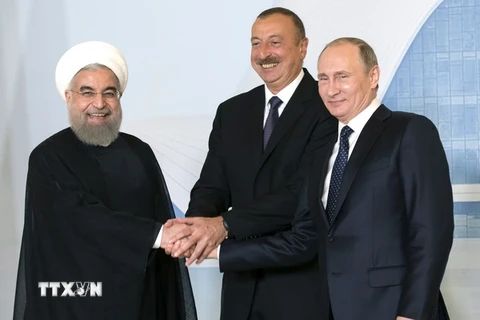 Tổng thống Nga Vladimir Putin (phải), Tổng thống Azerbaijan Ilham Aliyev (giữa) và Tổng thống Iran Hassan Rouhani (trái) tại hội nghị. (Nguồn: AFP/TTXVN) 