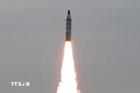 Triều Tiên thử một tên lửa đạn đạo ngày 23/4. (Nguồn: Reuters/TTXVN) 