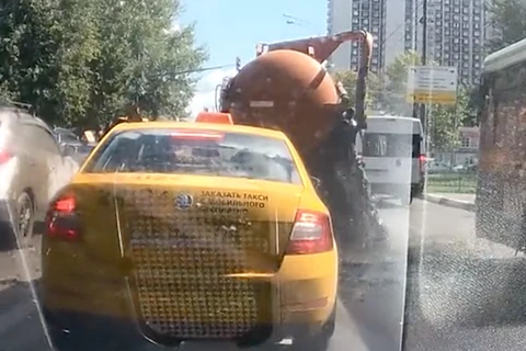 Kinh hoàng xe chở chất thải vỡ bể chứa giữa phố