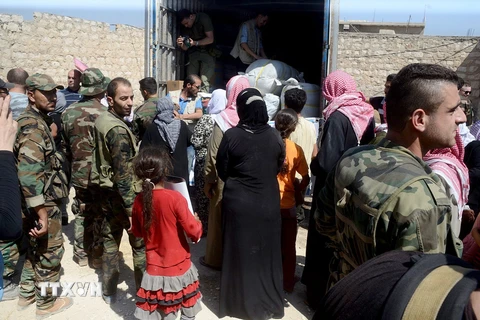 Người dân sơ tán khỏi thành phố Aleppo do lo ngại xung đột leo thang ngày 2/8. (Nguồn: EPA/TTXVN) 