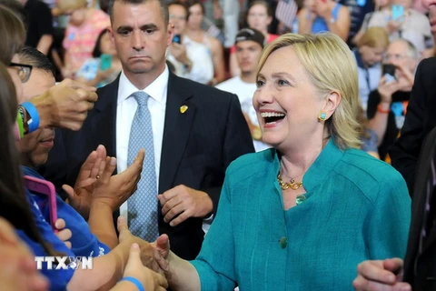 Ứng cử viên Tổng thống của đảng Dân chủ Hillary Clinton (giữa) gặp những người ủng hộ tại Des Moines, bang Iowa ngày 10/8. (Nguồn: AFP/TTXVN) 