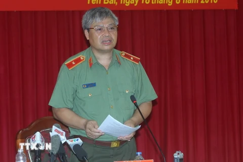 Thiếu tướng Đặng Trần Chiêu, Giám đốc Công an tỉnh phát biểu tại buổi họp báo. (Ảnh: Thế Duyệt/TTXVN)