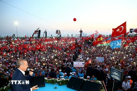 Tổng thống Recep Tayyip Erdogan phát biểu trong cuộc míttinh tại thành phố Istanbul. (Nguồn: EPA/TTXVN) 