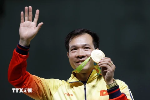 Xạ thủ Hoàng Xuân Vinh ngày 6/8 đã giành huy chương Vàng nội dung 10m súng ngắn hơi nam tại Đại hội thể thao thế giới (Olympic) 2016.(Nguồn: EPA/TTXVN)