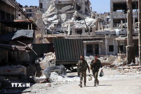 Binh sỹ Syria làm nhiệm vụ tại Aleppo ngày 28/7. (Nguồn: EPA/TTXVN) 