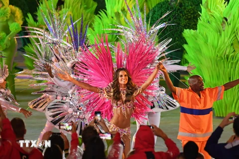 Nghệ sỹ Brazil Izabel Goulart (giữa) tham gia diễu hành tại lễ bế mạc Thế vận hội Rio. (Nguồn: AFP/TTXVN) 