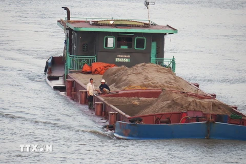 Một chiếc tàu chở hơn 300 tấn cát đã chìm trên sông Hồng