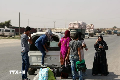 Thường dân người Kurd ở Hasaka sơ tán tới thành phố Qameshli để lánh chiến sự. (Nguồn: AFP/ TTXVN)
