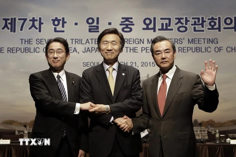 Ngoại trưởng Hàn Quốc Yun Byung-se (giữa) và Ngoại trưởng Nhật Bản Fumio Kishida (trái) và Ngoại trưởng Trung Quốc Vương Nghị (phải). (Nguồn: AFP/TTXVN)