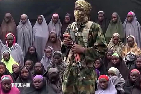 Tay súng Boko Haram canh giữ các nữ sinh ở Chibok, Nigeria bị bắt cóc tại một địa điểm bí mật tháng 4/2014. (Nguồn: AFP/TTXVN) 
