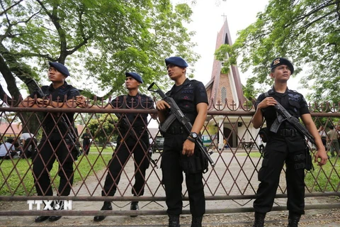 Cảnh sát gác trước nhà thờ sau vụ tấn công. (Nguồn: AFP/TTXVN) 