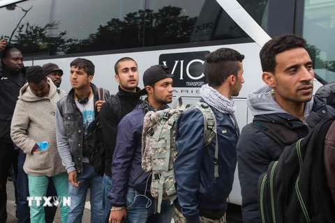 Người tị nạn sơ tán khỏi trại tạm Jardin d'Eole, thủ đô Paris, Pháp ngày 6/6. (Nguồn: AFP/TTXVN) 