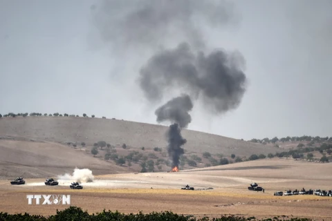 Khói bốc lên sau các vụ nã pháo của quân đội Thổ Nhĩ Kỳ từ khu vực Gaziantep, giáp giới Syria ngày 24/8. (Nguồn: AFP/TTXVN) 