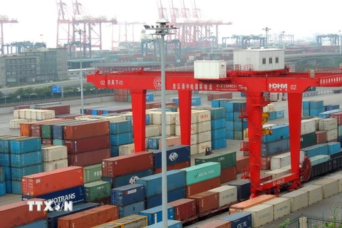Hoạt động vận chuyển hàng hóa tại một cảng ở tỉnh Giang Tô (Nguồn: AFP/TTXVN) 