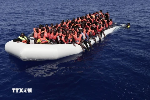 Tàu của lực lượng cứu hộ giải cứu người di cư ngoài khơi bờ biển Libya ngày 18/8. (Nguồn: EPA/TTXVN) 