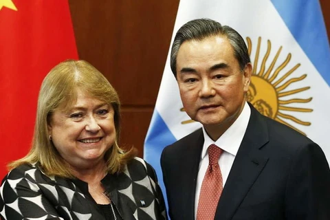 Ngoại trưởng Argentina Susana Malcorra và người đồng cấp nước chủ nhà Vương Nghị. (Nguồn: fmprc.gov.cn)