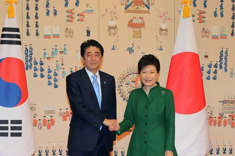 Tổng thống Hàn Quốc Park Geun Hye và Thủ tướng Nhật Bản Shinzo Abe (trái). (Nguồn: japantimes.co.jp)