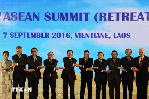 Lãnh đạo các nước ASEAN chụp ảnh chung tại hội nghị. (Nguồn: THX/TTXVN)