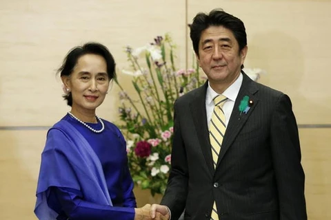 Thủ tướng Nhật Bản Shinzo Abe và Cố vấn Nhà nước Myanmar Aung San Suu Kyi (trái). (Nguồn: irrawaddy.com)