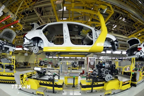 Dòng xe Buick của Hãng General Motors được lắp ráp tại nhà máy ôtô Vũ Hán ở tỉnh Hồ Bắc (Trung Quốc) ngày 28/1/2015. (Nguồn: AFP/TXTVN) 