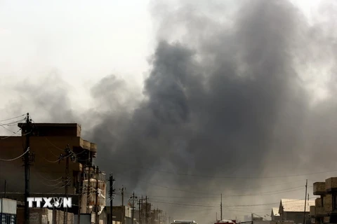 Khói bốc lên sau các vụ nổ ở Baghdad ngày 2/9. (Nguồn: AFP/TTXVN) 