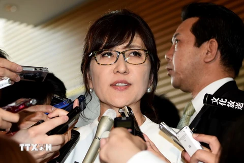 Bộ trưởng Quốc phòng Nhật Bản Tomomi Inada (giữa) trả lời phỏng vấn tại thủ đô Tokyo. (Nguồn: AFP/TTXVN) 