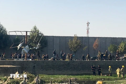 Lực lượng an ninh Afghanistan làm nhiệm vụ tại hiện trường vụ đánh bom ở Kabul ngày 5/9. (Nguồn: THX/TTXVN) 