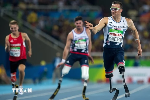 Vận động viên Richard Whitehead (phải) của Anh đã lập kỷ lục Paralympic mới và giành Huy chương vàng ở nội dung chạy 200m nam, hạng thương tật T42, tại Paralympic 2016. (Nguồn: EPA/TTXVN) 