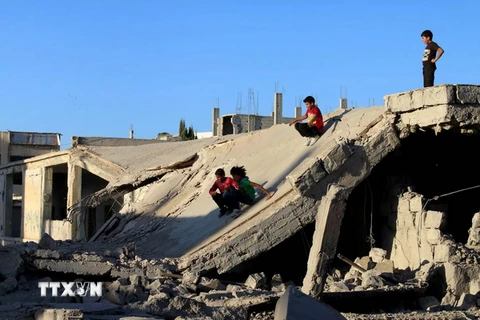 Nhà cửa bị phá hủy sau một cuộc không kích tại thành phố Daraa do phiến quân kiểm soát ở tây bắc Syria ngày 12/9. (Nguồn: AFP/TTXVN) 