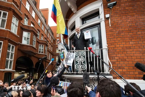 Ông Julian Assange phát biểu với báo giới tại Đại sứ quán Ecuador ở London, Anh ngày 5/2. (Nguồn: AFP/TTXVN) 