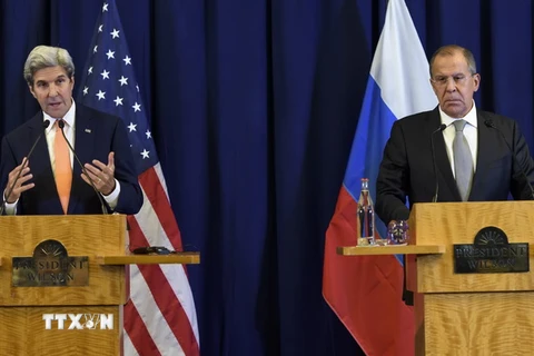 Ngoại trưởng Mỹ John Kerry (trái) và Ngoại trưởng Nga Sergei Lavrov (phải) trong cuộc họp báo công bố đạt được thỏa thuận ngừng bắn ở Syria. (Nguồn: EPA/TTXVN)