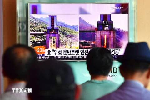 Người dân theo dõi qua truyền hình ở nhà ga Seoul (Hàn Quốc) vụ thử động cơ tên lửa trên mặt đất mới của Triều Tiên ngày 20/9. (Nguồn: AFP/TTXVN) 