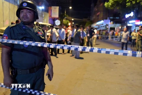 Cảnh sát phong tỏa khu vực xảy ra vụ nổ ở Phnom Penh tối 6/9. (Nguồn: AFP/TTXVN) 