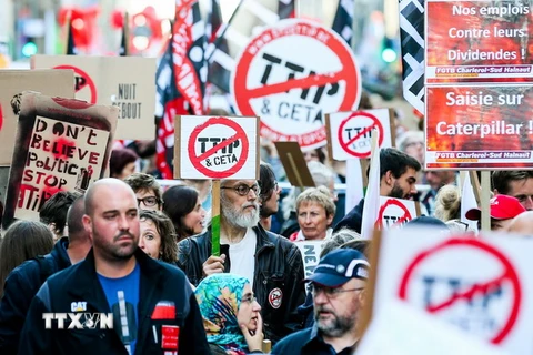 Người dân tham gia biểu tình phản đối TTIP và CETA tại Brussels, Bỉ ngày 20/9. (Nguồn: EPA/TTXVN) 
