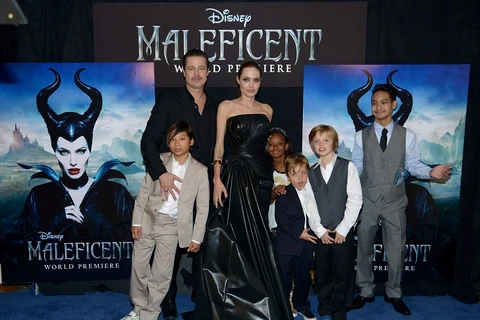 Cả gia đình đến xem 'Maleficent.' (Nguồn: Dailymail)