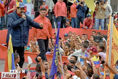 Tổng thống Venezuela Nicolas Maduro (trái) phát biểu tại lễ mít tinh nhân ngày Quốc tế Lao động ở thủ đô Caracas ngày 1/5. (Nguồn: AFP/TTXVN) 