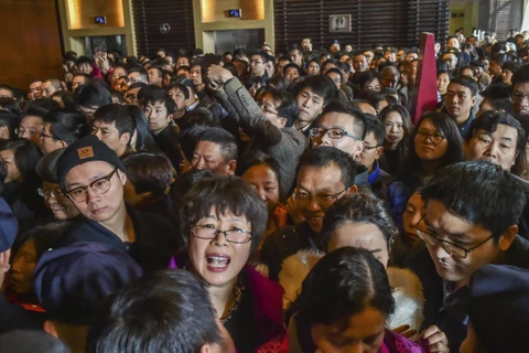 Đám đông xếp hàng chờ mua nhà ở Chiết Giang. (Nguồn: businessinsider)