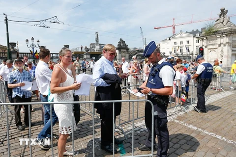Cảnh sát Bỉ kiểm tra an ninh ở Brussels. (Nguồn: EPA/TTXVN)