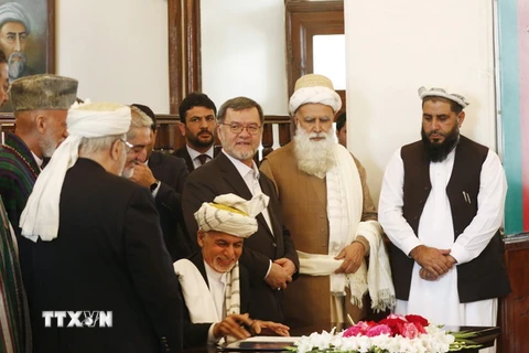 Tổng thống Afghanistan Ashraf Ghani (giữa) ký thỏa thuận hòa bình tại thủ đô Kabul ngày 29/9. (Nguồn: EPA/TTXVN) 